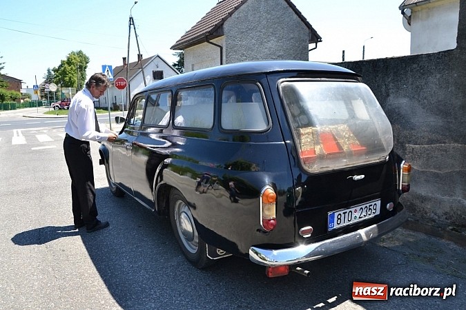 Zdjęcie w galerii na portalu naszraciborz.pl: Zabytkowe samochody i motocykle zjechały do Bieńkowic wiadomości z regionu