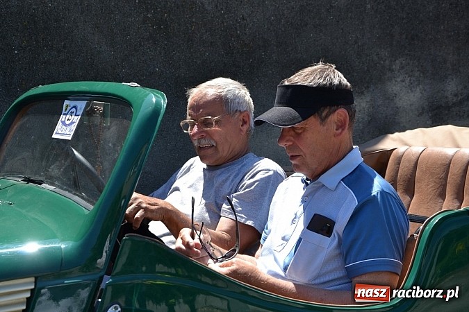 Zdjęcie w galerii na portalu naszraciborz.pl: Zabytkowe samochody i motocykle zjechały do Bieńkowic wiadomości z regionu