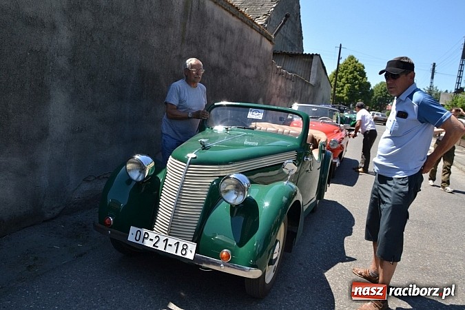 Zdjęcie w galerii na portalu naszraciborz.pl: Zabytkowe samochody i motocykle zjechały do Bieńkowic wiadomości z regionu