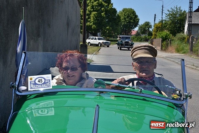 Zdjęcie w galerii na portalu naszraciborz.pl: Zabytkowe samochody i motocykle zjechały do Bieńkowic wiadomości z regionu