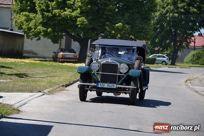 Zdjęcie w galerii na portalu naszraciborz.pl: Zabytkowe samochody i motocykle zjechały do Bieńkowic wiadomości z regionu