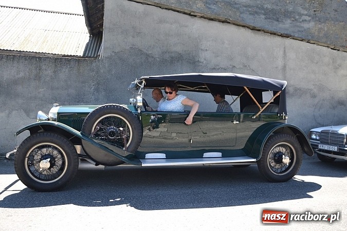 Zdjęcie w galerii na portalu naszraciborz.pl: Zabytkowe samochody i motocykle zjechały do Bieńkowic wiadomości z regionu