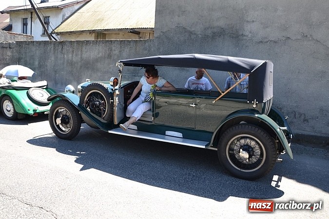 Zdjęcie w galerii na portalu naszraciborz.pl: Zabytkowe samochody i motocykle zjechały do Bieńkowic wiadomości z regionu