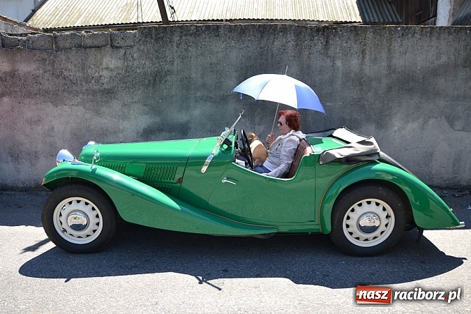 Zdjęcie w galerii na portalu naszraciborz.pl: Zabytkowe samochody i motocykle zjechały do Bieńkowic wiadomości z regionu