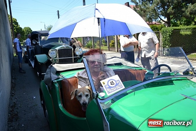 Zdjęcie w galerii na portalu naszraciborz.pl: Zabytkowe samochody i motocykle zjechały do Bieńkowic wiadomości z regionu