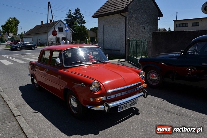 Zdjęcie w galerii na portalu naszraciborz.pl: Zabytkowe samochody i motocykle zjechały do Bieńkowic wiadomości z regionu