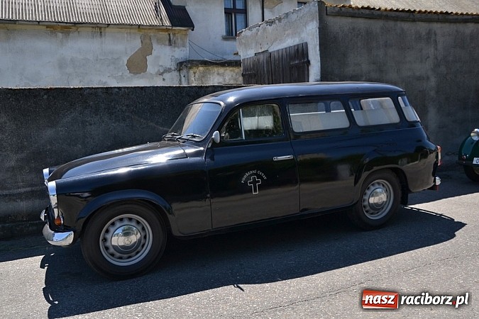 Zdjęcie w galerii na portalu naszraciborz.pl: Zabytkowe samochody i motocykle zjechały do Bieńkowic wiadomości z regionu