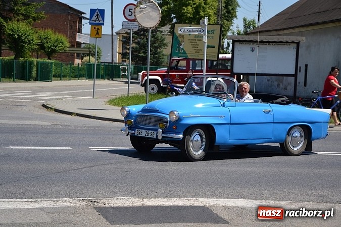 Zdjęcie w galerii na portalu naszraciborz.pl: Zabytkowe samochody i motocykle zjechały do Bieńkowic wiadomości z regionu