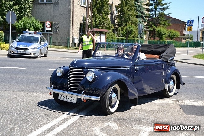 Zdjęcie w galerii na portalu naszraciborz.pl: Zabytkowe samochody i motocykle zjechały do Bieńkowic wiadomości z regionu