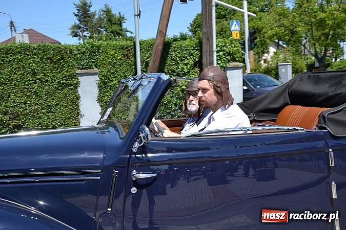 Zdjęcie w galerii na portalu naszraciborz.pl: Zabytkowe samochody i motocykle zjechały do Bieńkowic wiadomości z regionu
