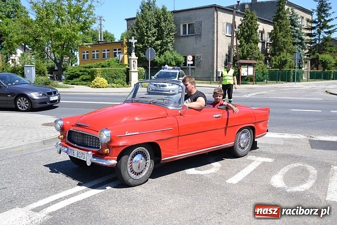 Zdjęcie w galerii na portalu naszraciborz.pl: Zabytkowe samochody i motocykle zjechały do Bieńkowic wiadomości z regionu