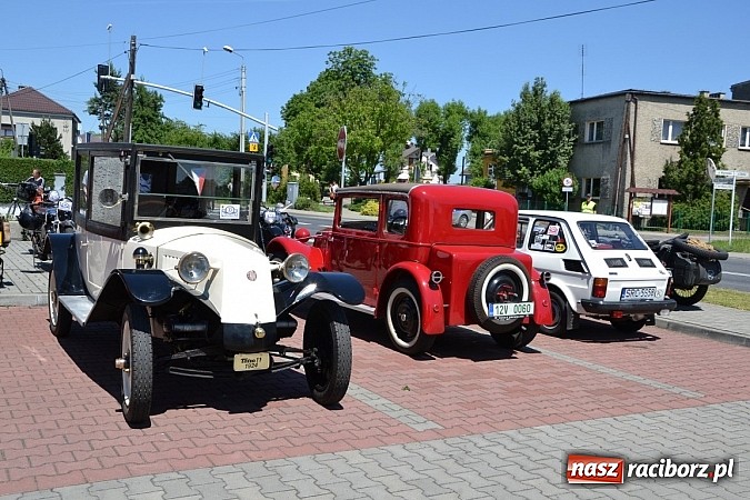 Zdjęcie w galerii na portalu naszraciborz.pl: Zabytkowe samochody i motocykle zjechały do Bieńkowic wiadomości z regionu