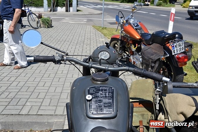 Zdjęcie w galerii na portalu naszraciborz.pl: Zabytkowe samochody i motocykle zjechały do Bieńkowic wiadomości z regionu