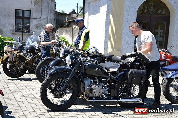 Zdjęcie w galerii na portalu naszraciborz.pl: Zabytkowe samochody i motocykle zjechały do Bieńkowic wiadomości z regionu