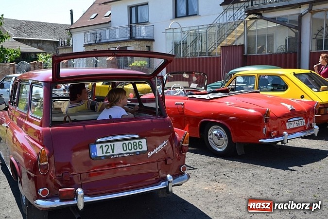 Zdjęcie w galerii na portalu naszraciborz.pl: Zabytkowe samochody i motocykle zjechały do Bieńkowic wiadomości z regionu