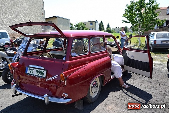 Zdjęcie w galerii na portalu naszraciborz.pl: Zabytkowe samochody i motocykle zjechały do Bieńkowic wiadomości z regionu