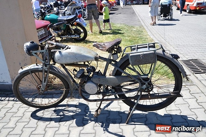Zdjęcie w galerii na portalu naszraciborz.pl: Zabytkowe samochody i motocykle zjechały do Bieńkowic wiadomości z regionu