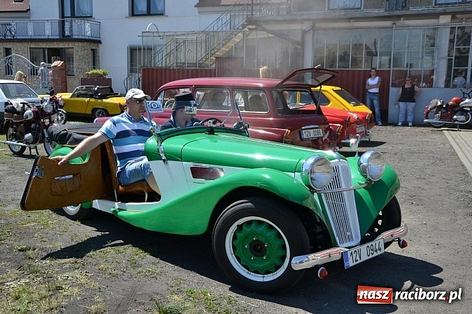 Zdjęcie w galerii na portalu naszraciborz.pl: Zabytkowe samochody i motocykle zjechały do Bieńkowic wiadomości z regionu