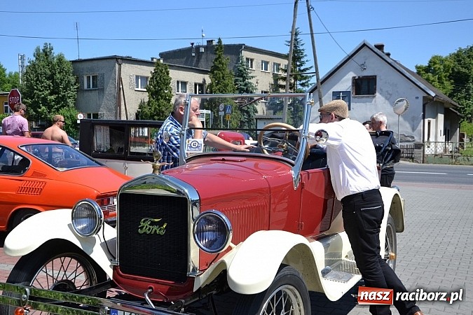 Zdjęcie w galerii na portalu naszraciborz.pl: Zabytkowe samochody i motocykle zjechały do Bieńkowic wiadomości z regionu