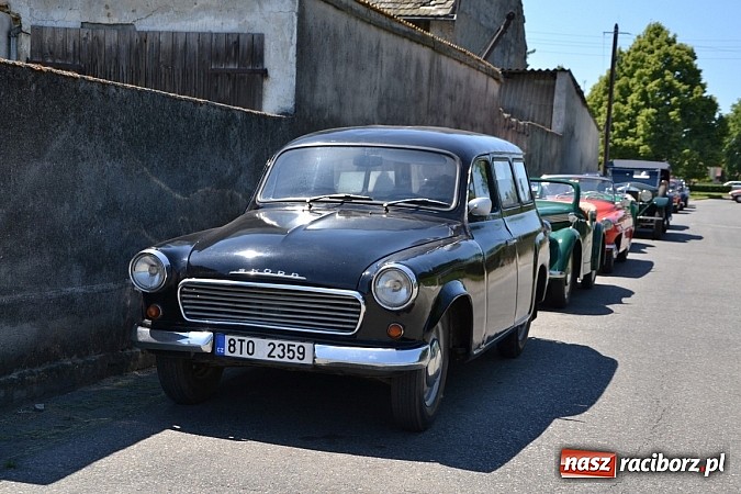 Zdjęcie w galerii na portalu naszraciborz.pl: Zabytkowe samochody i motocykle zjechały do Bieńkowic wiadomości z regionu