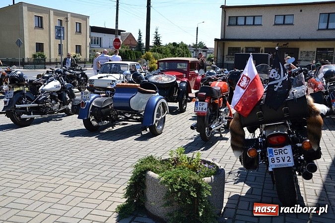 Zdjęcie w galerii na portalu naszraciborz.pl: Zabytkowe samochody i motocykle zjechały do Bieńkowic wiadomości z regionu