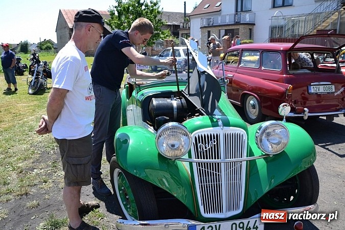 Zdjęcie w galerii na portalu naszraciborz.pl: Zabytkowe samochody i motocykle zjechały do Bieńkowic wiadomości z regionu