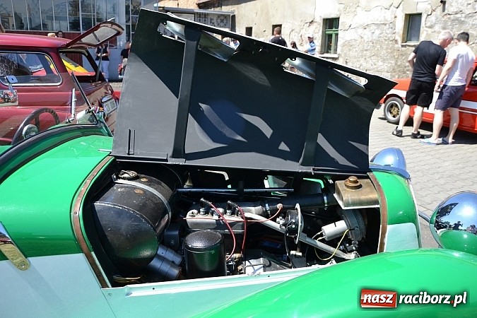Zdjęcie w galerii na portalu naszraciborz.pl: Zabytkowe samochody i motocykle zjechały do Bieńkowic wiadomości z regionu