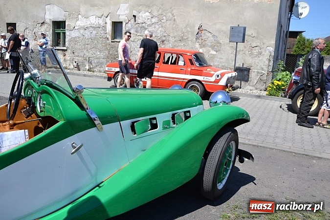 Zdjęcie w galerii na portalu naszraciborz.pl: Zabytkowe samochody i motocykle zjechały do Bieńkowic wiadomości z regionu