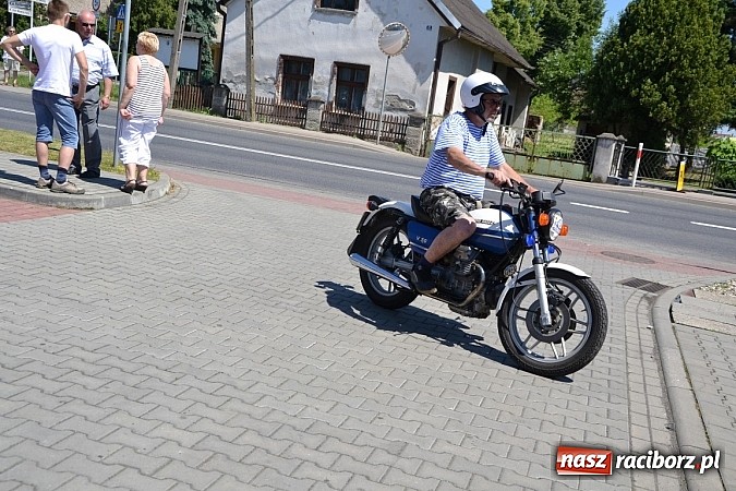 Zdjęcie w galerii na portalu naszraciborz.pl: Zabytkowe samochody i motocykle zjechały do Bieńkowic wiadomości z regionu