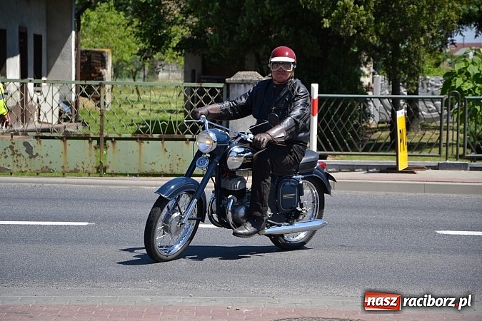 Zdjęcie w galerii na portalu naszraciborz.pl: Zabytkowe samochody i motocykle zjechały do Bieńkowic wiadomości z regionu