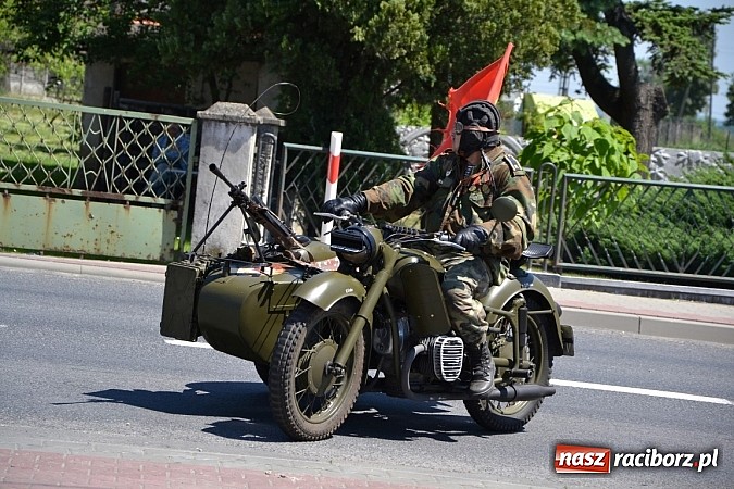 Zdjęcie w galerii na portalu naszraciborz.pl: Zabytkowe samochody i motocykle zjechały do Bieńkowic wiadomości z regionu