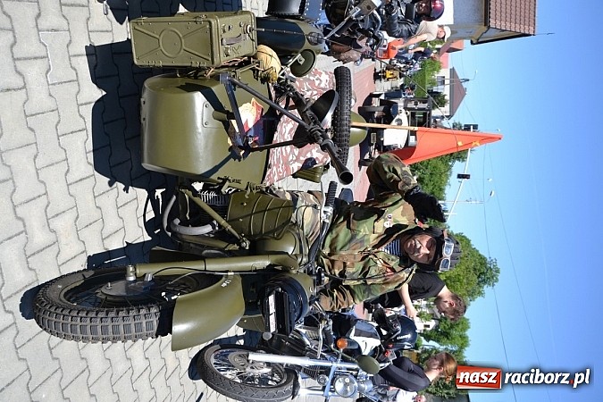 Zdjęcie w galerii na portalu naszraciborz.pl: Zabytkowe samochody i motocykle zjechały do Bieńkowic wiadomości z regionu