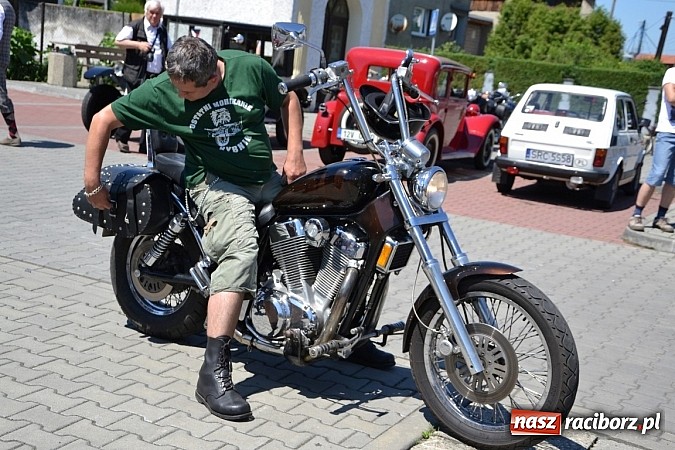 Zdjęcie w galerii na portalu naszraciborz.pl: Zabytkowe samochody i motocykle zjechały do Bieńkowic wiadomości z regionu