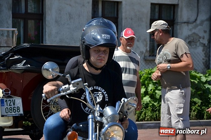 Zdjęcie w galerii na portalu naszraciborz.pl: Zabytkowe samochody i motocykle zjechały do Bieńkowic wiadomości z regionu