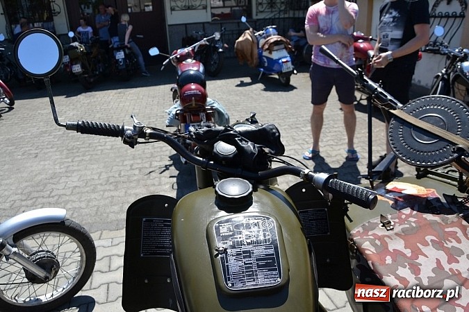 Zdjęcie w galerii na portalu naszraciborz.pl: Zabytkowe samochody i motocykle zjechały do Bieńkowic wiadomości z regionu