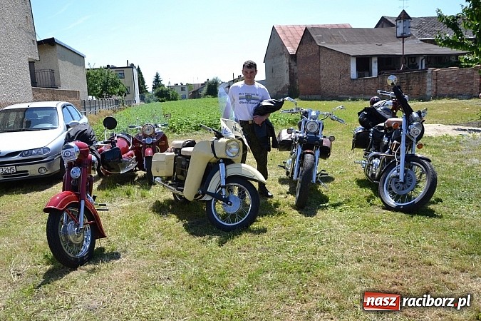 Zdjęcie w galerii na portalu naszraciborz.pl: Zabytkowe samochody i motocykle zjechały do Bieńkowic wiadomości z regionu