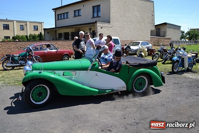 Zdjęcie w galerii na portalu naszraciborz.pl: Zabytkowe samochody i motocykle zjechały do Bieńkowic wiadomości z regionu