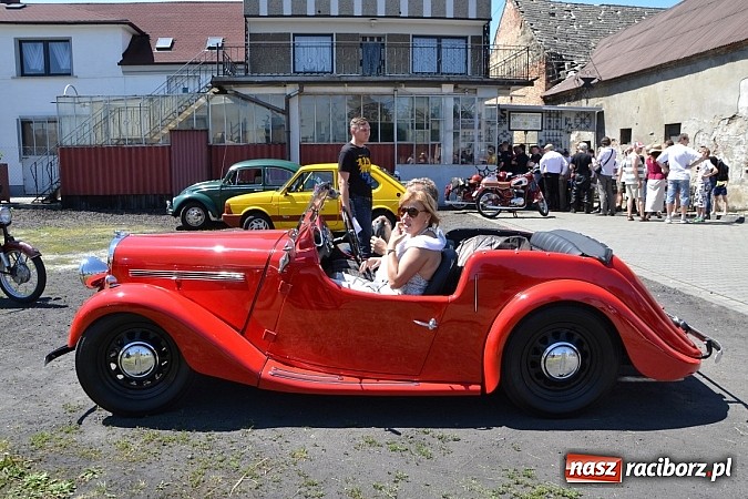 Zdjęcie w galerii na portalu naszraciborz.pl: Zabytkowe samochody i motocykle zjechały do Bieńkowic wiadomości z regionu