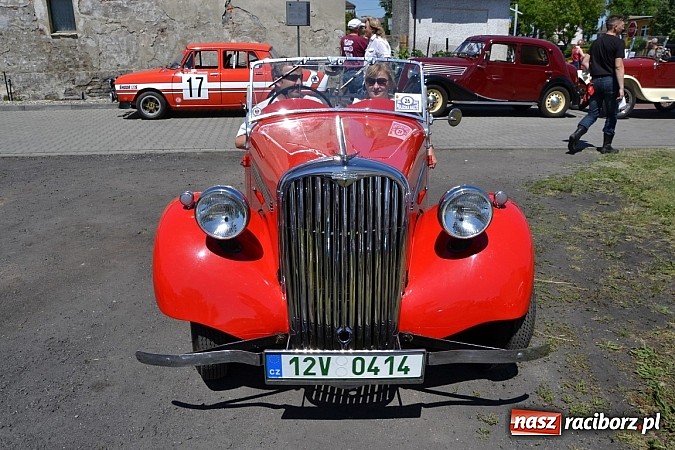Zdjęcie w galerii na portalu naszraciborz.pl: Zabytkowe samochody i motocykle zjechały do Bieńkowic wiadomości z regionu