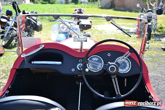 Zdjęcie w galerii na portalu naszraciborz.pl: Zabytkowe samochody i motocykle zjechały do Bieńkowic wiadomości z regionu