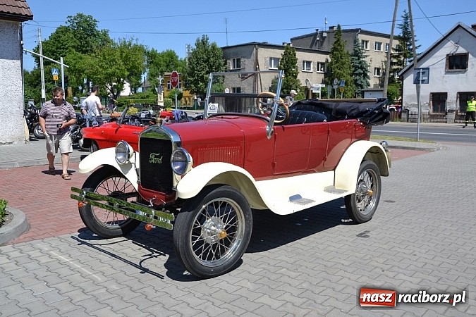 Zdjęcie w galerii na portalu naszraciborz.pl: Zabytkowe samochody i motocykle zjechały do Bieńkowic wiadomości z regionu
