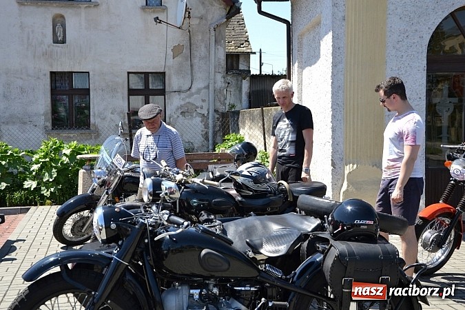 Zdjęcie w galerii na portalu naszraciborz.pl: Zabytkowe samochody i motocykle zjechały do Bieńkowic wiadomości z regionu