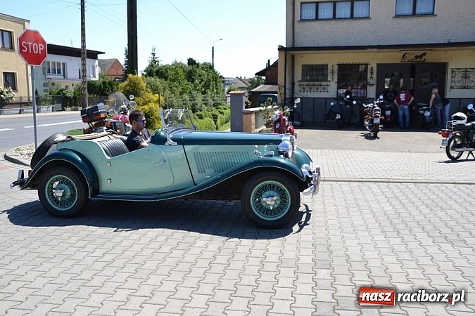 Zdjęcie w galerii na portalu naszraciborz.pl: Zabytkowe samochody i motocykle zjechały do Bieńkowic wiadomości z regionu