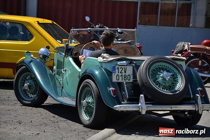 Zdjęcie w galerii na portalu naszraciborz.pl: Zabytkowe samochody i motocykle zjechały do Bieńkowic wiadomości z regionu
