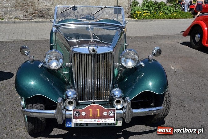 Zdjęcie w galerii na portalu naszraciborz.pl: Zabytkowe samochody i motocykle zjechały do Bieńkowic wiadomości z regionu