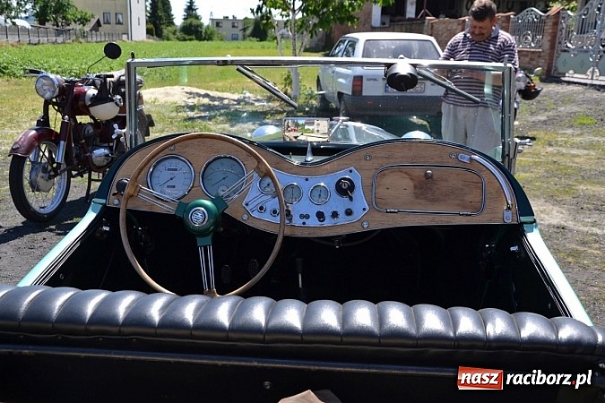 Zdjęcie w galerii na portalu naszraciborz.pl: Zabytkowe samochody i motocykle zjechały do Bieńkowic wiadomości z regionu