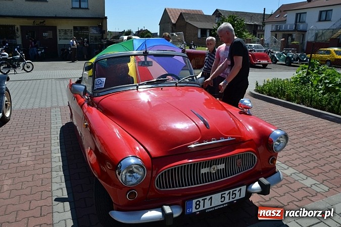 Zdjęcie w galerii na portalu naszraciborz.pl: Zabytkowe samochody i motocykle zjechały do Bieńkowic wiadomości z regionu