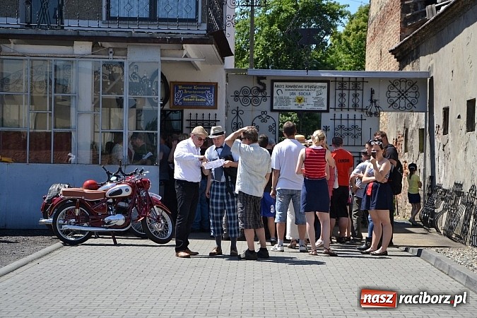 Zdjęcie w galerii na portalu naszraciborz.pl: Zabytkowe samochody i motocykle zjechały do Bieńkowic wiadomości z regionu
