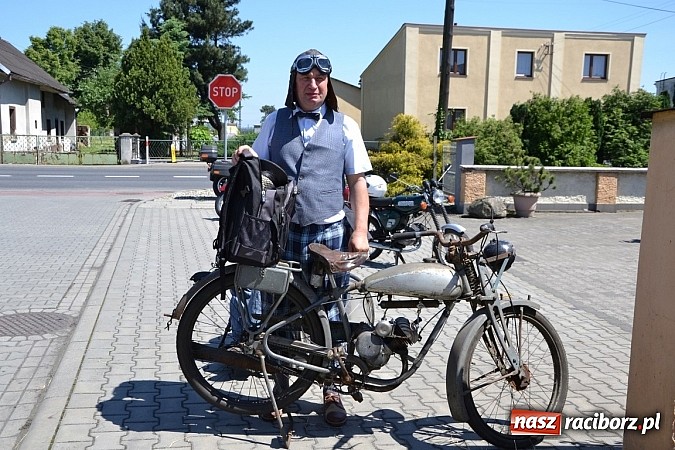 Zdjęcie w galerii na portalu naszraciborz.pl: Zabytkowe samochody i motocykle zjechały do Bieńkowic wiadomości z regionu