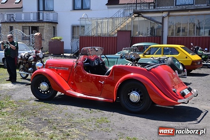 Zdjęcie w galerii na portalu naszraciborz.pl: Zabytkowe samochody i motocykle zjechały do Bieńkowic wiadomości z regionu